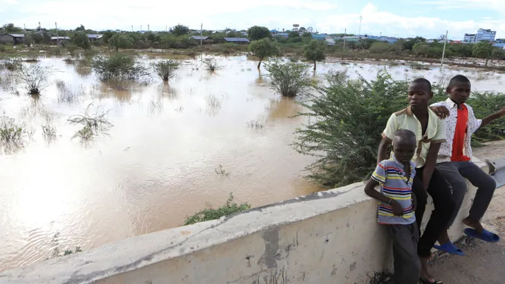Lũ lụt tồi tệ nhất trong nhiều thập kỷ ở Somalia và Kenya khiến hàng chục người tử vong - Ảnh 6. Lũ lụt tồi tệ nhất trong nhiều thập kỷ ở Somalia và Kenya khiến hàng chục người tử vong - Ảnh 6.