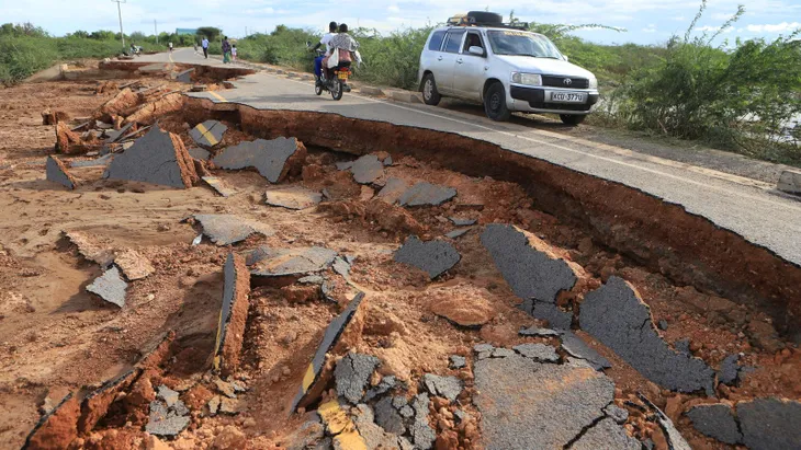Lũ lụt tồi tệ nhất trong nhiều thập kỷ ở Somalia và Kenya khiến hàng chục người tử vong - Ảnh 8. Lũ lụt tồi tệ nhất trong nhiều thập kỷ ở Somalia và Kenya khiến hàng chục người tử vong - Ảnh 8.