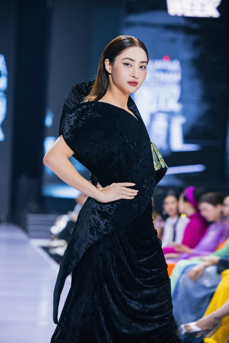 Hoa hậu Lương Thùy Linh làm vedette trong show diễn của Phan Đăng Hoàng - Ảnh 8.