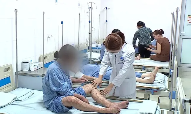 Nhiễm độc da toàn thân do dùng thuốc nam - Ảnh 1. Nhiễm độc da toàn thân do dùng thuốc nam - Ảnh 1.
