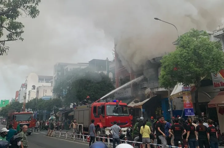 Cửa hàng bán thiết bị điện tại TP Hồ Chí Minh cháy, nhân viên tháo chạy - Ảnh 1. Cửa hàng bán thiết bị điện tại TP Hồ Chí Minh cháy, nhân viên tháo chạy - Ảnh 1.