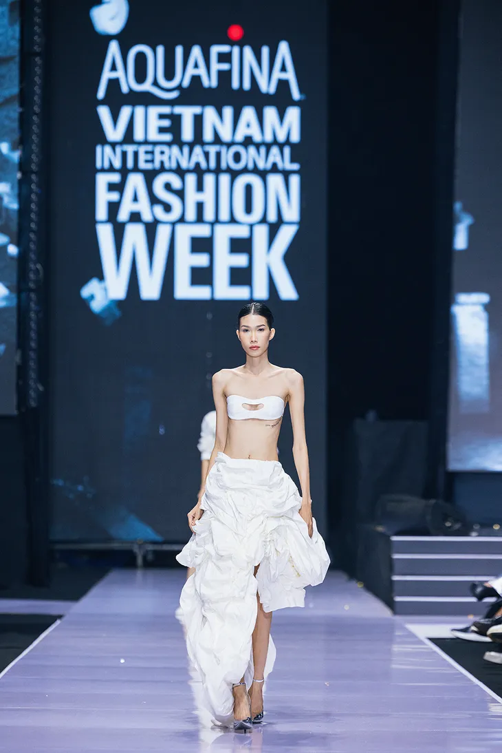 Hoa hậu Lương Thùy Linh làm vedette trong show diễn của Phan Đăng Hoàng - Ảnh 1.