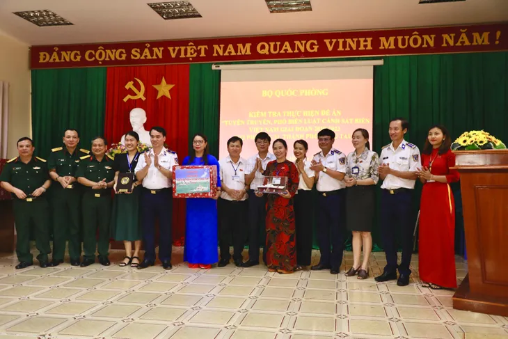Tuyên truyền, phổ biến Luật Cảnh sát biển giúp ngư dân hoạt động an toàn, hiệu quả - Ảnh 7. Tuyên truyền, phổ biến Luật Cảnh sát biển giúp ngư dân hoạt động an toàn, hiệu quả - Ảnh 7.