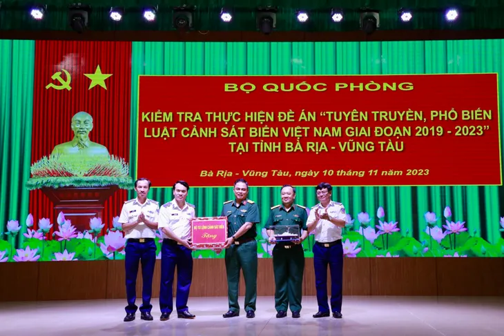 Tuyên truyền, phổ biến Luật Cảnh sát biển giúp ngư dân hoạt động an toàn, hiệu quả - Ảnh 4. Tuyên truyền, phổ biến Luật Cảnh sát biển giúp ngư dân hoạt động an toàn, hiệu quả - Ảnh 4.