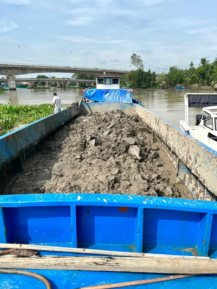 Bắt quả tang hai phương tiện hút đất trái phép trên sông Thị Tính - Ảnh 2. Bắt quả tang hai phương tiện hút đất trái phép trên sông Thị Tính - Ảnh 2.