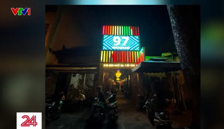 Karaoke ôm núp bóng nhà hàng: Không chọn đồ ăn mà chọn... đào - Ảnh 3. Karaoke ôm núp bóng nhà hàng: Không chọn đồ ăn mà chọn... đào - Ảnh 3.
