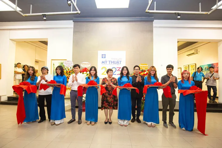 Triển lãm Mỹ thuật chào mừng Ngày Nhà giáo Việt Nam - Ảnh 1. Triển lãm Mỹ thuật chào mừng Ngày Nhà giáo Việt Nam - Ảnh 1.