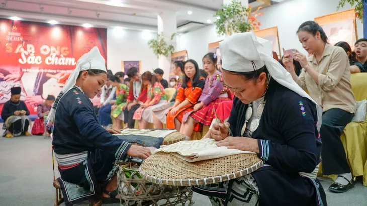 Trải nghiệm kỹ thuật vẽ sáp ong truyền thống trên vải của phụ nữ dân tộc Mông và dân tộc Dao - Ảnh 1.