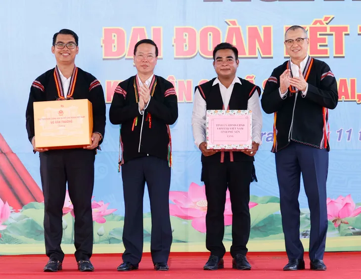 Chủ tịch nước Võ Văn Thưởng dự Ngày hội Đại đoàn kết toàn dân tại Phú Yên - Ảnh 2. Chủ tịch nước Võ Văn Thưởng dự Ngày hội Đại đoàn kết toàn dân tại Phú Yên - Ảnh 2.