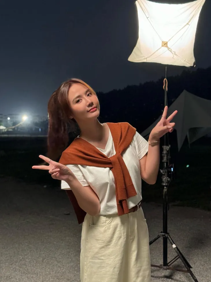 Huyền Lizzie - Hoàng Hà diện cùng kiểu áo trong Chúng ta của 8 năm sau - Ảnh 13. Huyền Lizzie - Hoàng Hà diện cùng kiểu áo trong Chúng ta của 8 năm sau - Ảnh 13.