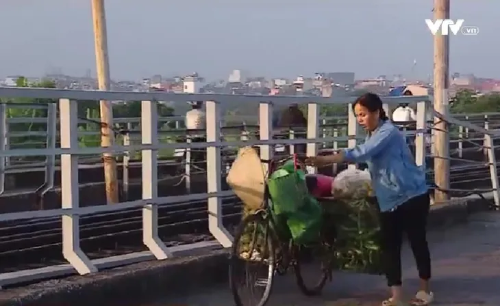 Ngược xuôi mưu sinh trên cầu Long Biên - Ảnh 2. Ngược xuôi mưu sinh trên cầu Long Biên - Ảnh 2.