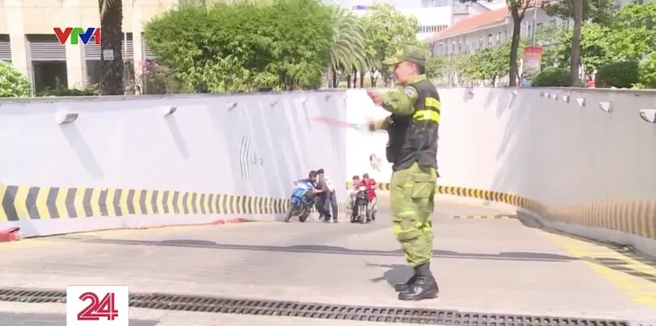 TP Hồ Chí Minh diễn tập phòng cháy chữa cháy, cứu hộ cứu nạn nhà cao tầng - Ảnh 4. TP Hồ Chí Minh diễn tập phòng cháy chữa cháy, cứu hộ cứu nạn nhà cao tầng - Ảnh 4.