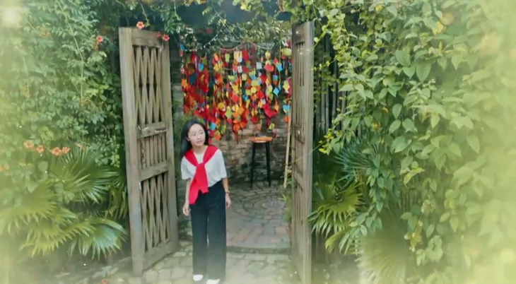 Huyền Lizzie - Hoàng Hà diện cùng kiểu áo trong Chúng ta của 8 năm sau - Ảnh 10. Huyền Lizzie - Hoàng Hà diện cùng kiểu áo trong Chúng ta của 8 năm sau - Ảnh 10.
