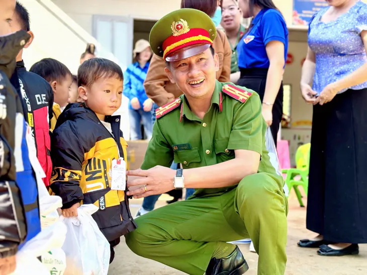 Áo ấm cho em tại huyện vùng cao Sông Mã, Sơn La - Ảnh 5. Áo ấm cho em tại huyện vùng cao Sông Mã, Sơn La - Ảnh 5.