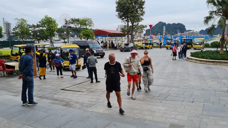 Liên tiếp đón các siêu tàu biển đưa du khách quốc tế tới du lịch Việt Nam - Ảnh 2. Liên tiếp đón các siêu tàu biển đưa du khách quốc tế tới du lịch Việt Nam - Ảnh 2.