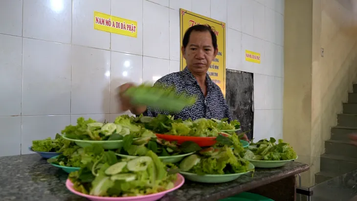 Câu chuyện của những người làm bánh xèo chay miễn phí cho du khách - Ảnh 4. Câu chuyện của những người làm bánh xèo chay miễn phí cho du khách - Ảnh 4.