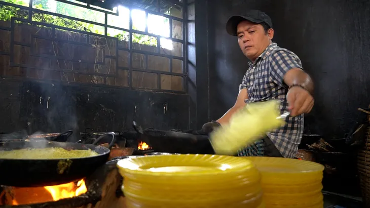 Câu chuyện của những người làm bánh xèo chay miễn phí cho du khách - Ảnh 3. Câu chuyện của những người làm bánh xèo chay miễn phí cho du khách - Ảnh 3.