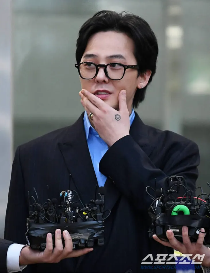 Khán giả ủng hộ G-Dragon sau cuộc phỏng vấn chứng minh sự vô tội - Ảnh 1. Khán giả ủng hộ G-Dragon sau cuộc phỏng vấn chứng minh sự vô tội - Ảnh 1.