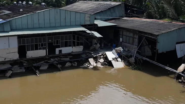 Bến Tre ghi nhận 121 điểm sạt lở ven sông, biển - Ảnh 2. Bến Tre ghi nhận 121 điểm sạt lở ven sông, biển - Ảnh 2.
