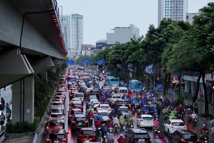 Hà Nội: Mưa rét kèm tắc đường trong ngày đầu tuần - Ảnh 2. Hà Nội: Mưa rét kèm tắc đường trong ngày đầu tuần - Ảnh 2.