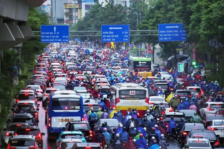 Hà Nội: Mưa rét kèm tắc đường trong ngày đầu tuần - Ảnh 1. Hà Nội: Mưa rét kèm tắc đường trong ngày đầu tuần - Ảnh 1.