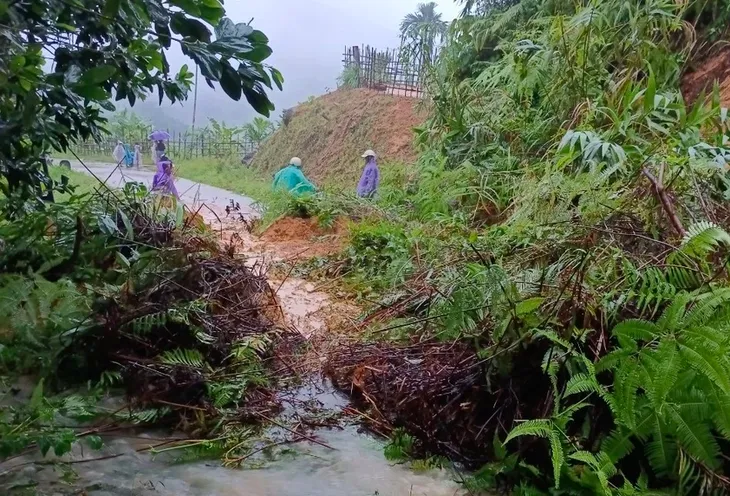 Mưa lớn ở Quảng Ngãi, nguy cơ cao sạt lở khu vực miền núi - Ảnh 1.