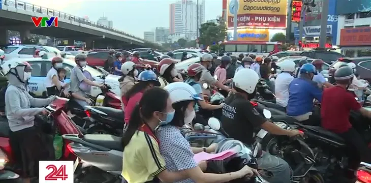 TP Hồ Chí Minh: Tái diễn tình trạng kẹt xe hàng giờ tại ngã tư Hàng Xanh - Ảnh 1. TP Hồ Chí Minh: Tái diễn tình trạng kẹt xe hàng giờ tại ngã tư Hàng Xanh - Ảnh 1.