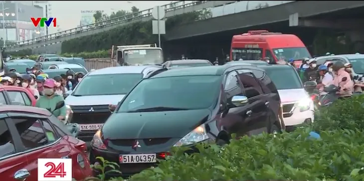 TP Hồ Chí Minh: Tái diễn tình trạng kẹt xe hàng giờ tại ngã tư Hàng Xanh - Ảnh 2. TP Hồ Chí Minh: Tái diễn tình trạng kẹt xe hàng giờ tại ngã tư Hàng Xanh - Ảnh 2.