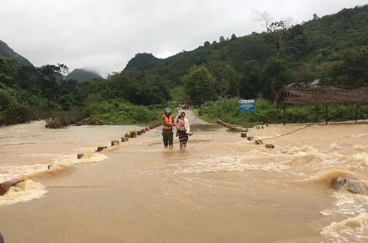 Mưa lớn gây ngập lụt, chia cắt một số địa phương ở Quảng Trị - Ảnh 2. Mưa lớn gây ngập lụt, chia cắt một số địa phương ở Quảng Trị - Ảnh 2.