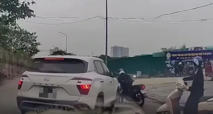 Ô tô tạt ngang không bật xi-nhan va chạm xe máy vượt ẩu - Ảnh 1. Ô tô tạt ngang không bật xi-nhan va chạm xe máy vượt ẩu - Ảnh 1.