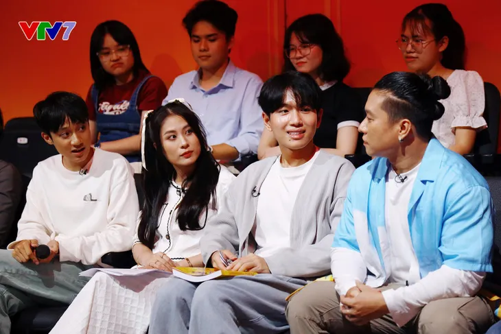 IELTS FACE OFF mùa 11 - Tập 2: Hội tụ dàn người dẫn tiếng Anh tài năng tại studio - Ảnh 2. IELTS FACE OFF mùa 11 - Tập 2: Hội tụ dàn người dẫn tiếng Anh tài năng tại studio - Ảnh 2.