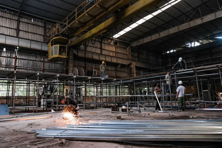Khám phá quang cảnh bên trong nhà máy xe lửa Gia Lâm gần 120 tuổi - Ảnh 4. Khám phá quang cảnh bên trong nhà máy xe lửa Gia Lâm gần 120 tuổi - Ảnh 4.