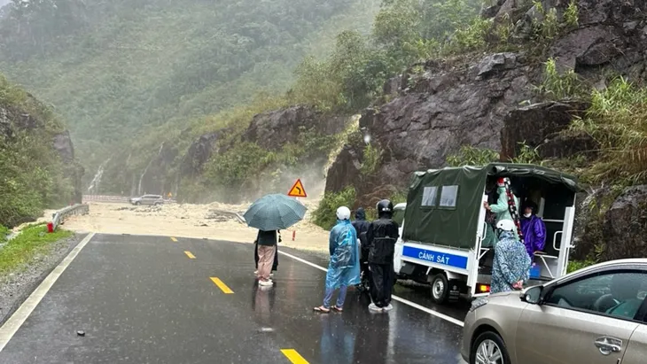 Sạt lở trên Đèo Khánh Lê nối Nha Trang - Đà Lạt, quốc lộ 27C bị ách tắc - Ảnh 2.