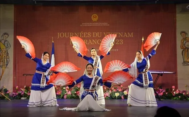 Nghệ sĩ trẻ mang Ví, Giặm đến Ngày Văn hóa Việt Nam tại Pháp - Ảnh 3. Nghệ sĩ trẻ mang Ví, Giặm đến Ngày Văn hóa Việt Nam tại Pháp - Ảnh 3.
