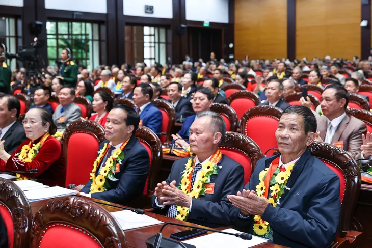 Người cao tuổi là nguồn lực vô giá, rường cột của gia đình và xã hội - Ảnh 5. Người cao tuổi là nguồn lực vô giá, rường cột của gia đình và xã hội - Ảnh 5.
