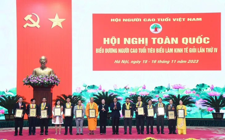 Người cao tuổi là nguồn lực vô giá, rường cột của gia đình và xã hội - Ảnh 8. Người cao tuổi là nguồn lực vô giá, rường cột của gia đình và xã hội - Ảnh 8.