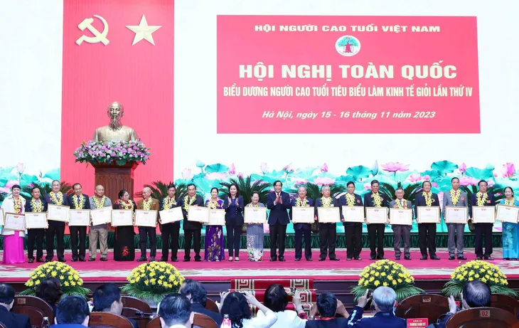 Thủ tướng Phạm Minh Chính dự Hội nghị biểu dương người cao tuổi làm kinh tế giỏi - Ảnh 3. Thủ tướng Phạm Minh Chính dự Hội nghị biểu dương người cao tuổi làm kinh tế giỏi - Ảnh 3.