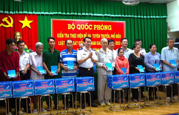 Cà Mau: Đẩy mạnh tuyên truyền Luật Cảnh sát biển Việt Nam - Ảnh 2. Cà Mau: Đẩy mạnh tuyên truyền Luật Cảnh sát biển Việt Nam - Ảnh 2.