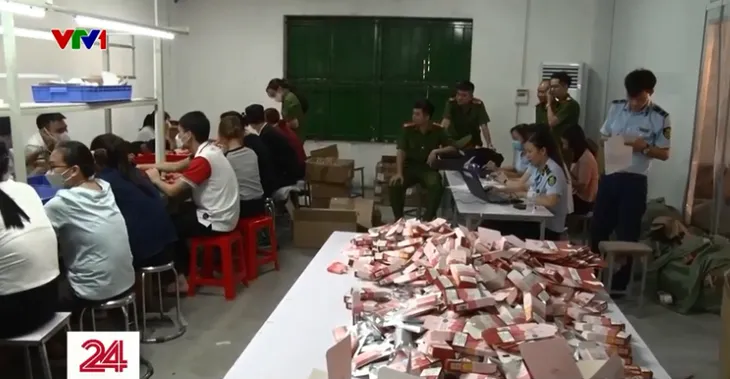 Triệt phá tổng kho cung cấp thuốc lá điện tử với số lượng cực lớn - Ảnh 2. Triệt phá tổng kho cung cấp thuốc lá điện tử với số lượng cực lớn - Ảnh 2.