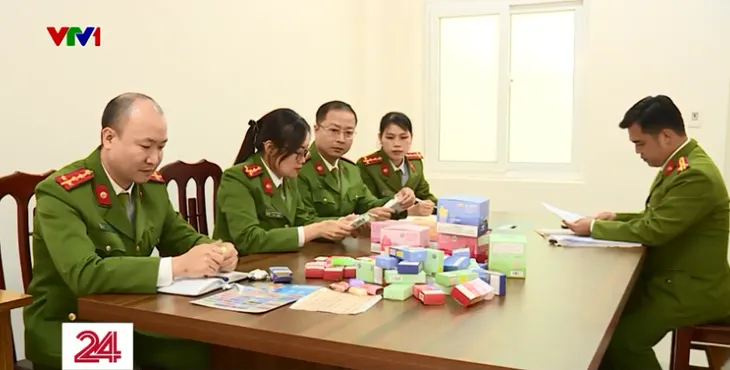 Triệt phá tổng kho cung cấp thuốc lá điện tử với số lượng cực lớn - Ảnh 3. Triệt phá tổng kho cung cấp thuốc lá điện tử với số lượng cực lớn - Ảnh 3.