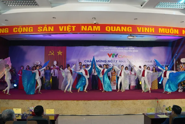 Trường Cao đẳng Truyền hình kỷ niệm Ngày nhà giáo Việt Nam và 30 năm trường trực thuộc Đài THVN - Ảnh 2. Trường Cao đẳng Truyền hình kỷ niệm Ngày nhà giáo Việt Nam và 30 năm trường trực thuộc Đài THVN - Ảnh 2.