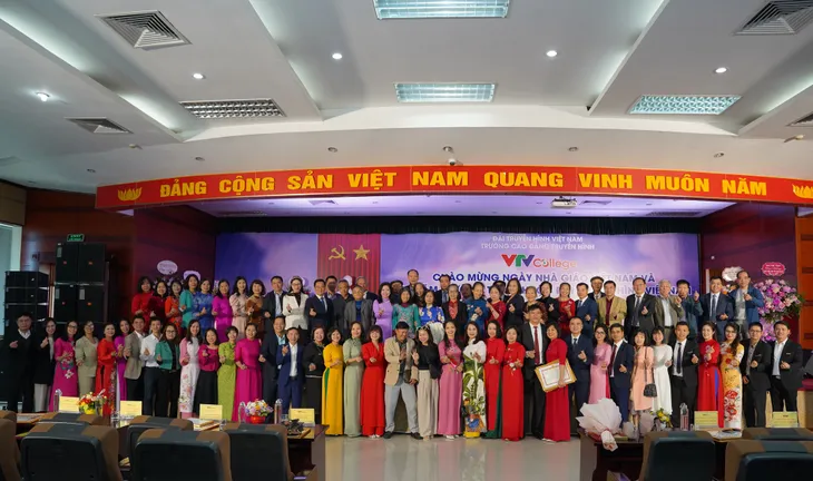 Trường Cao đẳng Truyền hình kỷ niệm Ngày nhà giáo Việt Nam và 30 năm trường trực thuộc Đài THVN - Ảnh 6. Trường Cao đẳng Truyền hình kỷ niệm Ngày nhà giáo Việt Nam và 30 năm trường trực thuộc Đài THVN - Ảnh 6.