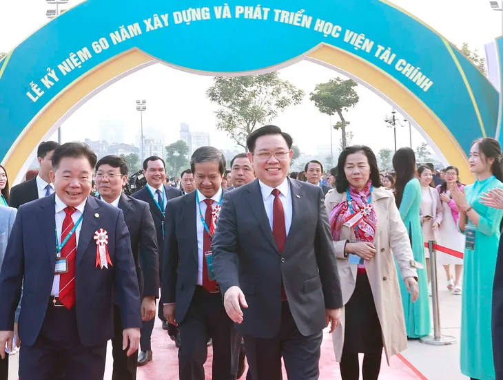 Chủ tịch Quốc hội Vương Đình Huệ dự Lễ kỷ niệm 60 năm xây dựng và phát triển Học viện Tài chính - Ảnh 1. Chủ tịch Quốc hội Vương Đình Huệ dự Lễ kỷ niệm 60 năm xây dựng và phát triển Học viện Tài chính - Ảnh 1.