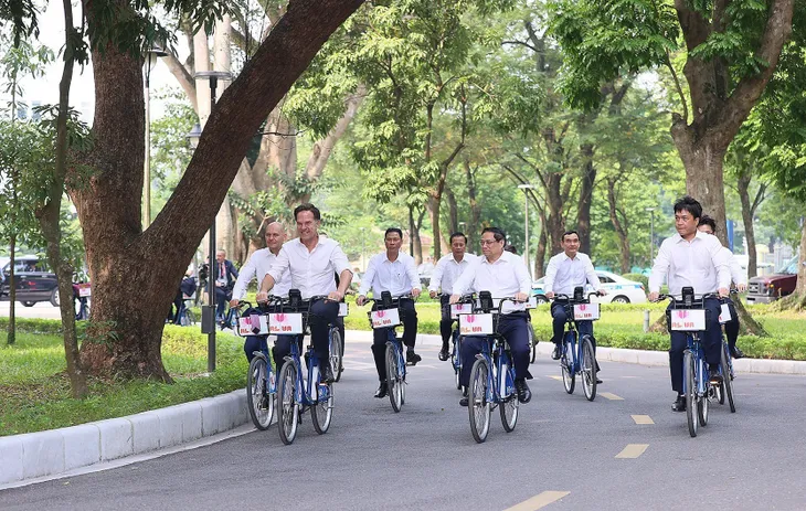 Thủ tướng Phạm Minh Chính và Thủ tướng Hà Lan cùng đạp xe dạo phố Hà Nội - Ảnh 3. Thủ tướng Phạm Minh Chính và Thủ tướng Hà Lan cùng đạp xe dạo phố Hà Nội - Ảnh 3.