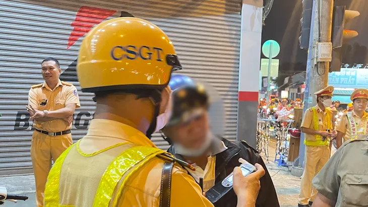 TP Hồ Chí Minh: Hơn 1.000 trường hợp vi phạm sau 5 ngày kiểm tra trên Quốc lộ 1A - Ảnh 1. TP Hồ Chí Minh: Hơn 1.000 trường hợp vi phạm sau 5 ngày kiểm tra trên Quốc lộ 1A - Ảnh 1.