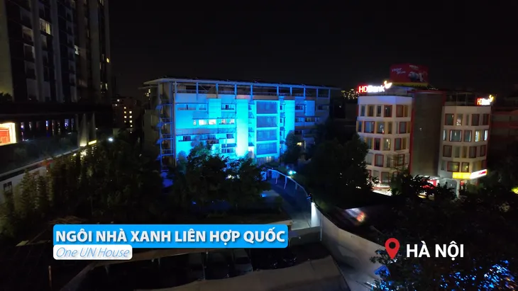 Thắp sáng màu xanh vì Quyền trẻ em ở Việt Nam - Ảnh 1. Thắp sáng màu xanh vì Quyền trẻ em ở Việt Nam - Ảnh 1.