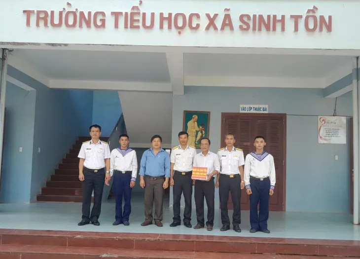 Huyện đảo Trường Sa tri ân các nhà giáo - Ảnh 1. Huyện đảo Trường Sa tri ân các nhà giáo - Ảnh 1.