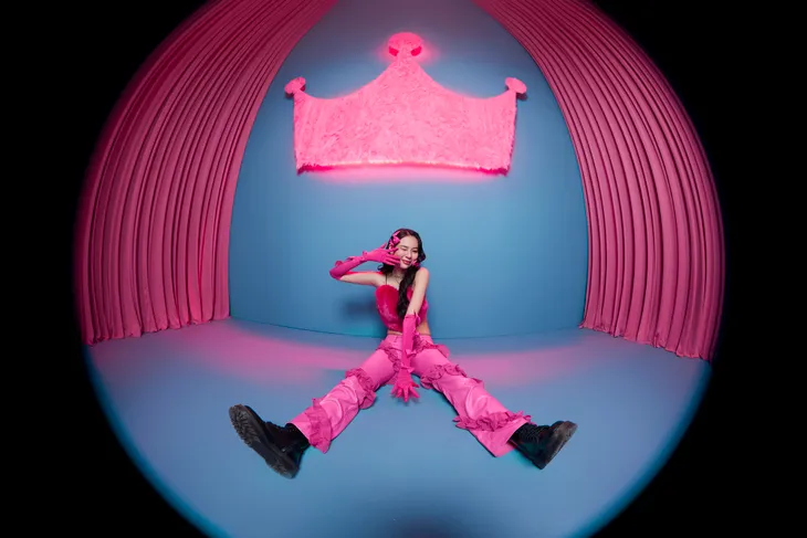 Phí Phương Anh phát hành MV Dancing Queen với thông điệp tích cực - Ảnh 2. Phí Phương Anh phát hành MV Dancing Queen với thông điệp tích cực - Ảnh 2.