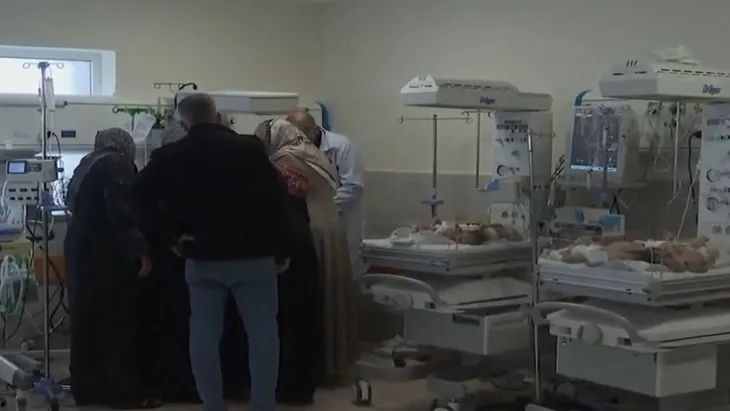 Nhiều trẻ sinh non sơ tán khỏi Gaza trong tình trạng nguy kịch - Ảnh 1. Nhiều trẻ sinh non sơ tán khỏi Gaza trong tình trạng nguy kịch - Ảnh 1.