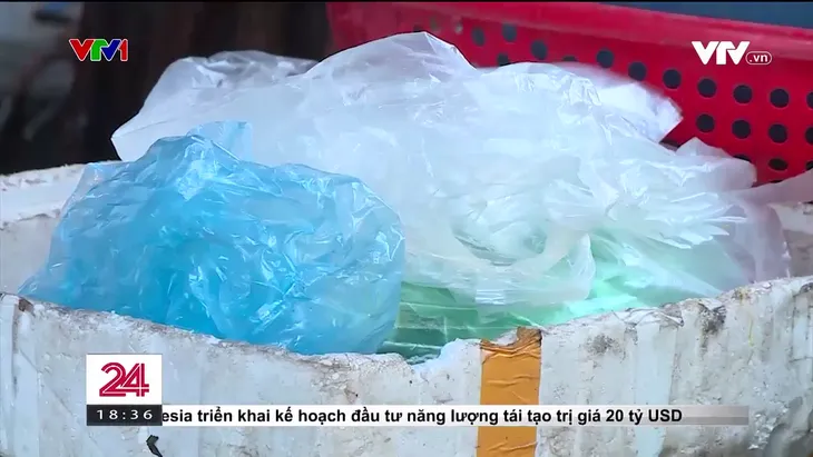Ngập túi ni lông tại chợ dân sinh - Ảnh 1. Ngập túi ni lông tại chợ dân sinh - Ảnh 1.